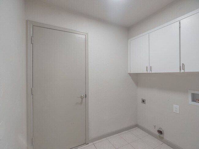Building Photo - Charming 3 bedroom, 1.5 bath single-family home in a quiet northwest Oklahoma City neighborhood