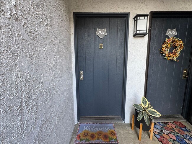 Building Photo - 1Bd/1Ba Condo in Gated Huntington Beach Co...