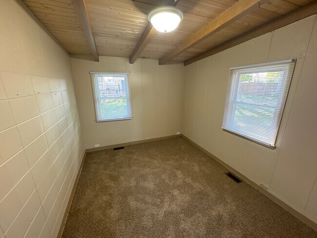 Building Photo - 304 8th Ave