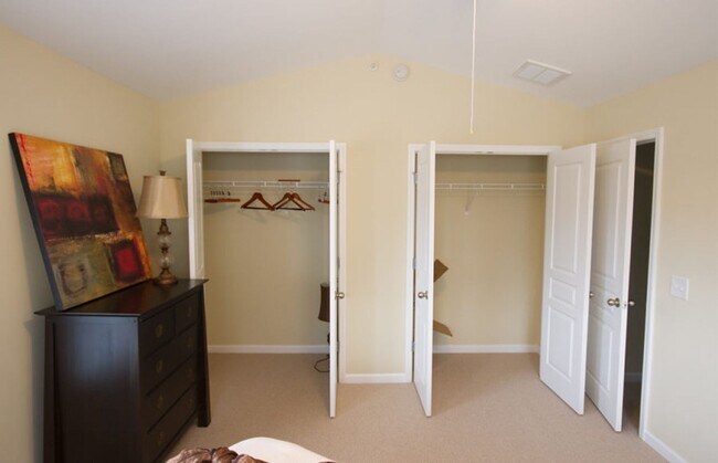 Building Photo - 3 Bedroom Townhouse Style Apartments END U...