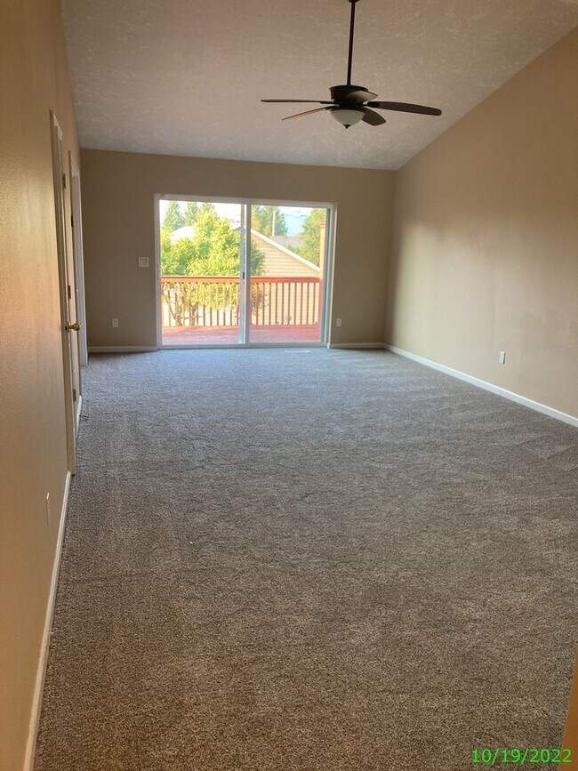 Building Photo - 467 NW Meadows Dr