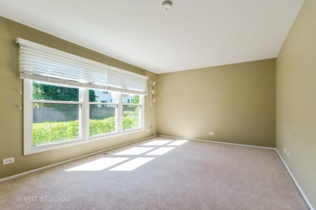 Building Photo - 920 Chaucer Way