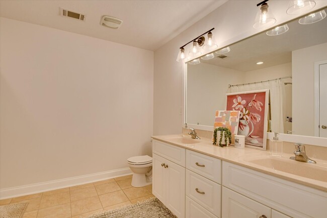 Building Photo - 5 Bed/3 Bath home with Primary Bedroom & a...