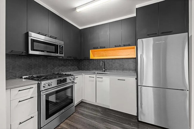 Building Photo - 250 E Houston St