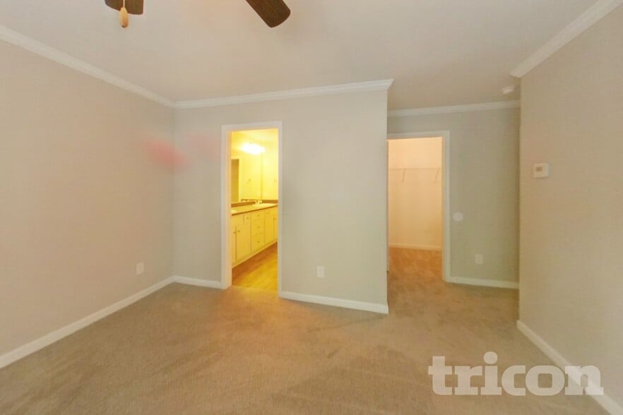 Building Photo - 2300 Shady Dr