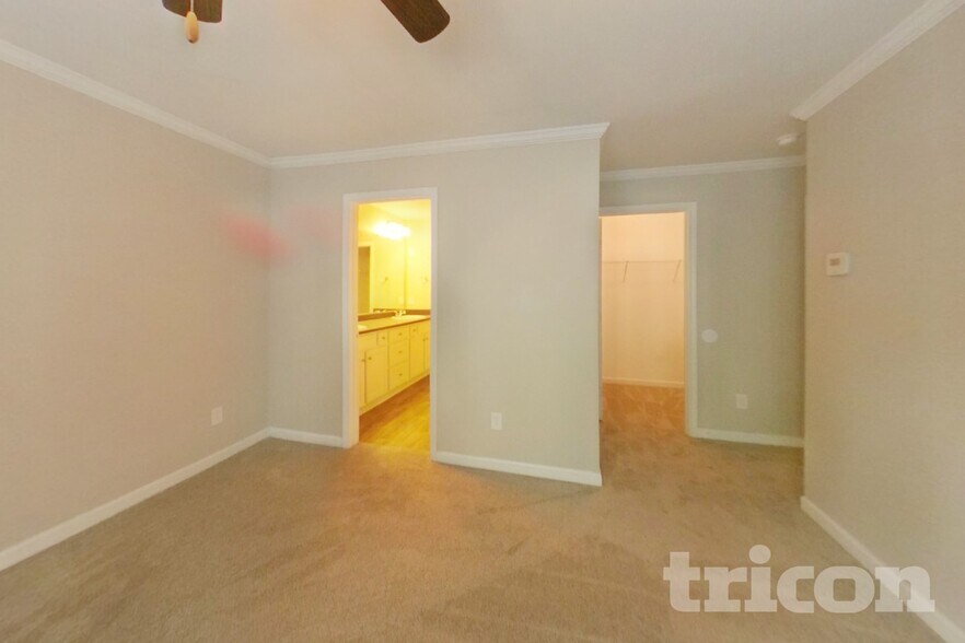 Building Photo - 2300 Shady Dr