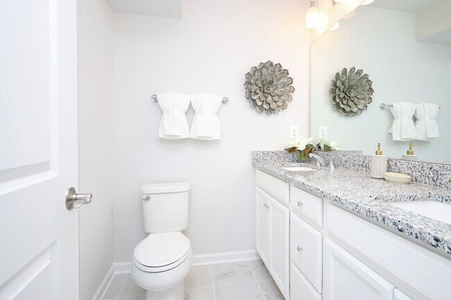 Building Photo - End-Unit Avon Park Townhome Near Biscuit Run Park