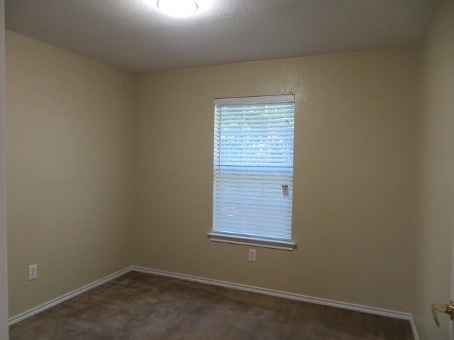 Building Photo - This home is waiting for YOU!