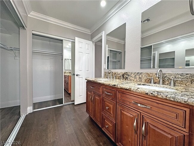 Building Photo - 2414 La Casa Dr