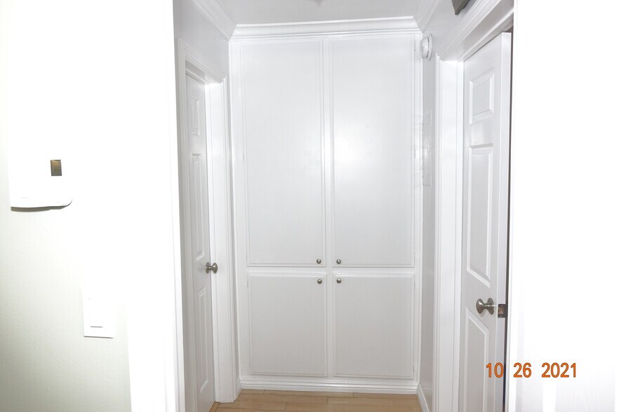 Linen Closet - 914 Lincoln Blvd