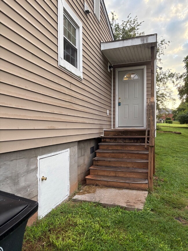 Building Photo - Recently Updated 2 bedroom / 1 bathroom ho...