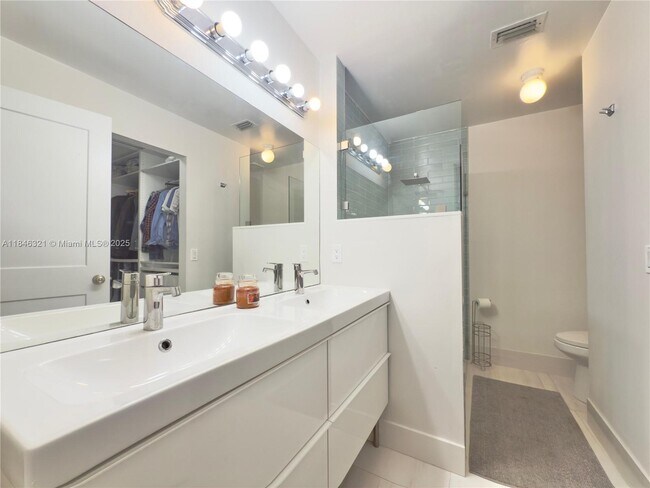 Building Photo - 3078 S Oakland Forest Dr