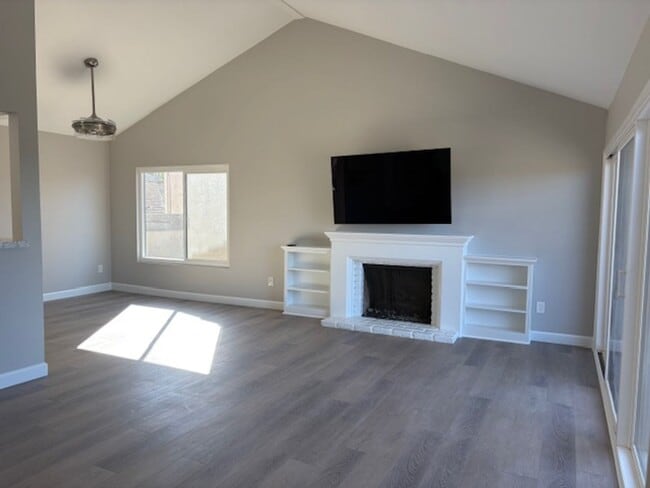 Building Photo - Remodeled Oaks North View Condo