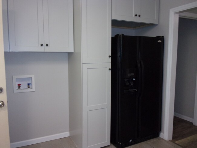 Building Photo - Spacious 2 Bedroom 1 Bath Duplex Minutes t...