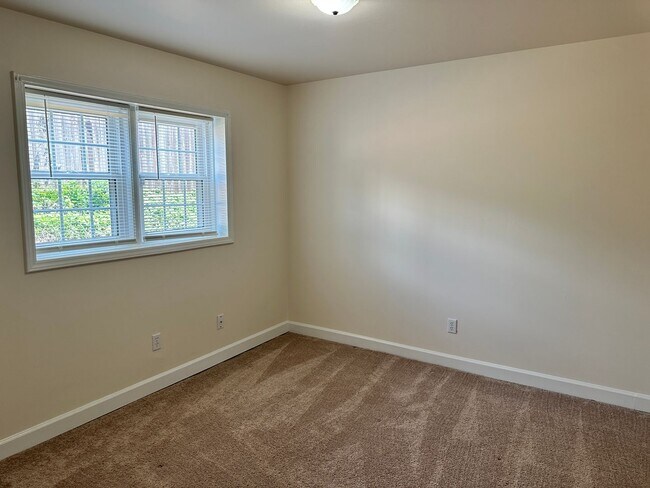 Building Photo - Lovely Two Bedroom Condo in Cotswold!