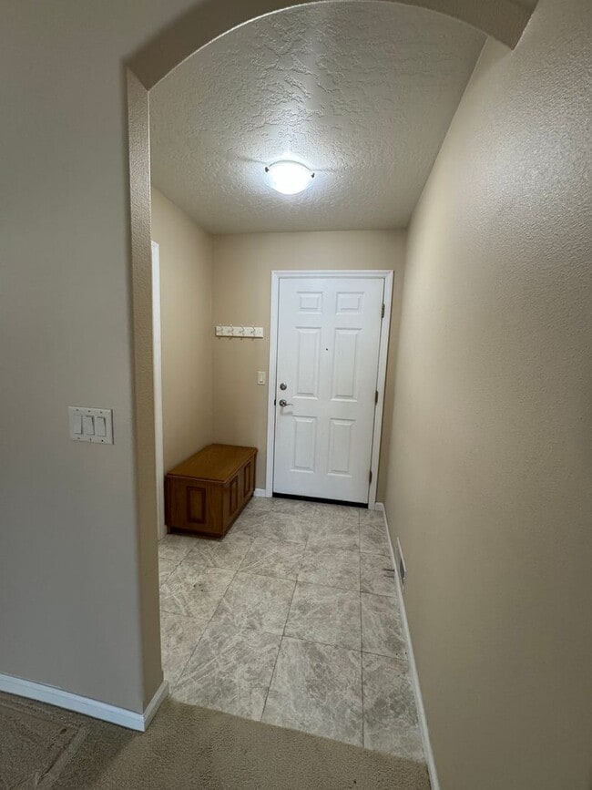 Building Photo - 3 Bedroom Townhome