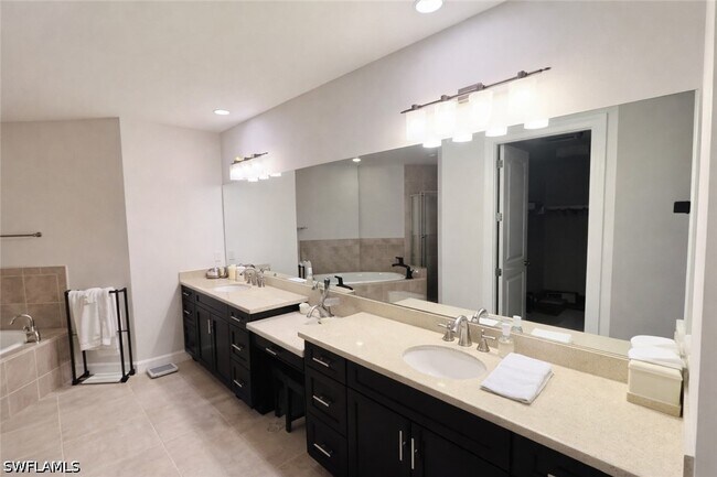 Building Photo - 2547 Marquesa Royale Ln