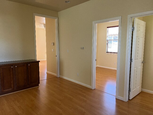 Building Photo - 9405 Clemente Dr