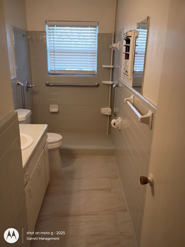 Building Photo - 3/1 Newly updated home