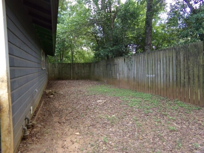 Building Photo - 2 bedroom home available- NO HUD!