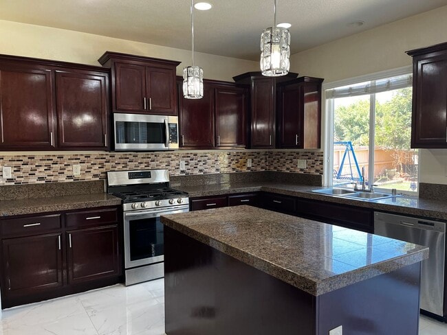 Building Photo - Executive 4 Bedroom, 2.5 Bathroom 2100 Sqf...