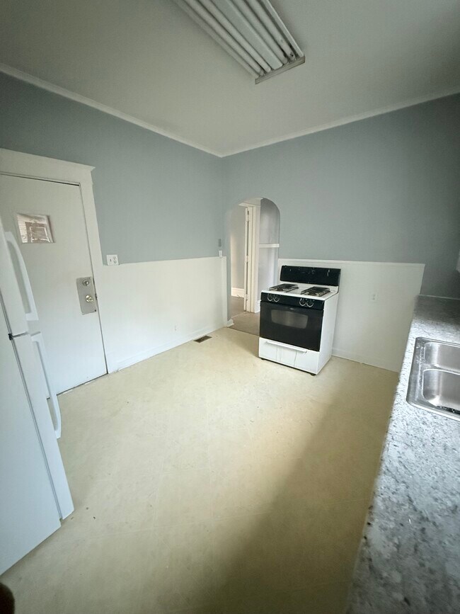 Building Photo - 2315 N Bigelow St