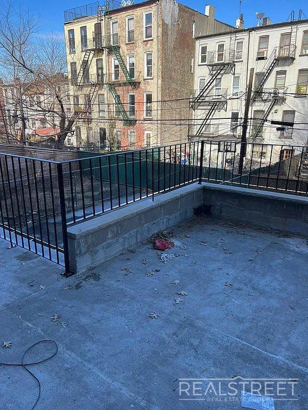 Building Photo - Luxury Triplex Brownstone in Prime Stuyves...