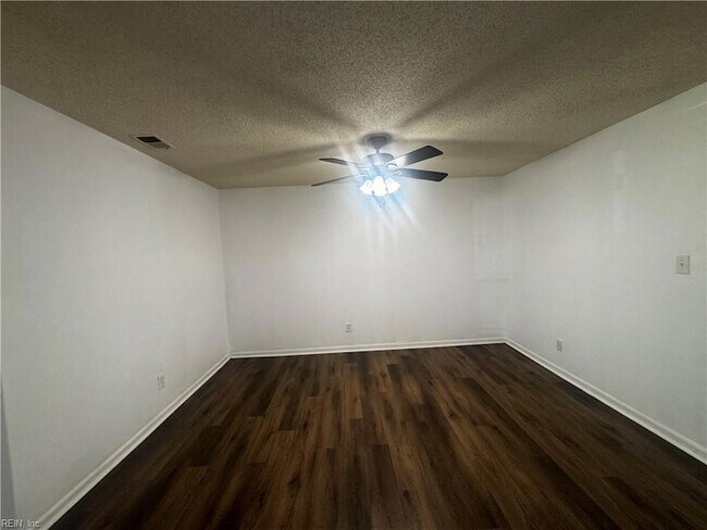 Building Photo - 4033 Foxwood Dr