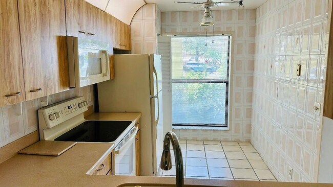 Building Photo - 3377 Lucerne Park Dr