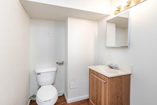 Building Photo - 213 Waugh St