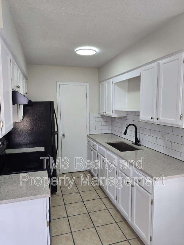 Building Photo - 1602 E Kansas City Rd