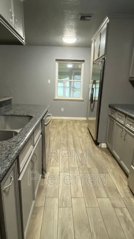 Building Photo - 11910 Hunkler Dr