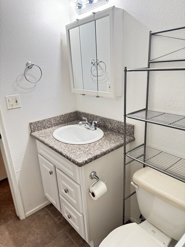 Building Photo - 2 bedroom townhome in Phoenix