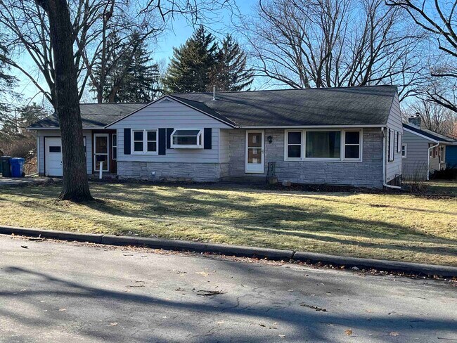 Building Photo - 6001 Queens Way