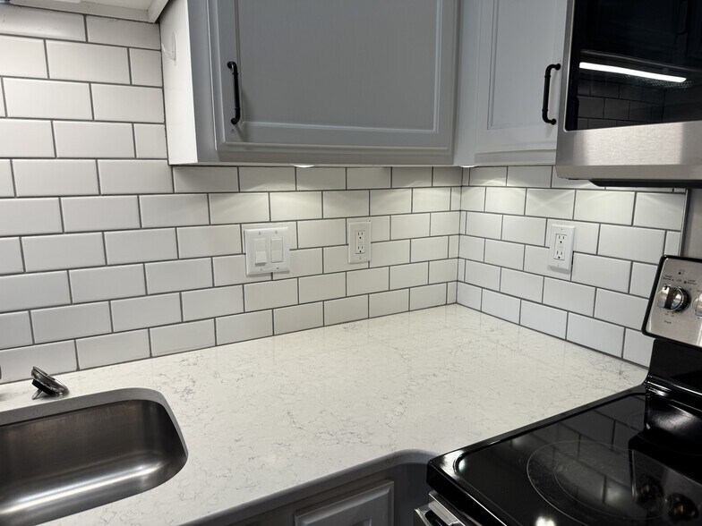 Under Cabinet Lighting - 1321 Lake Dr W