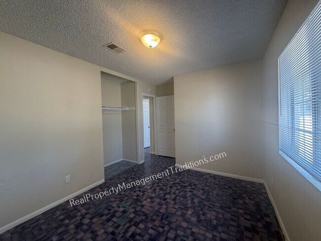 Building Photo - Large Lot 4 + 2 in Lake Los Angeles