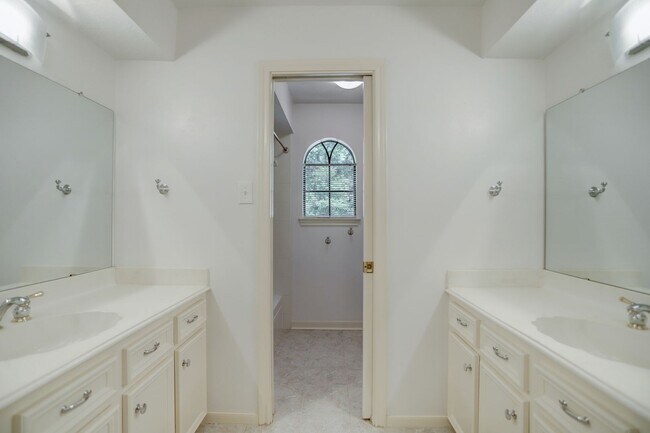 Building Photo - Beautiful 4 Bedroom 3 Bathroom Home Locate...