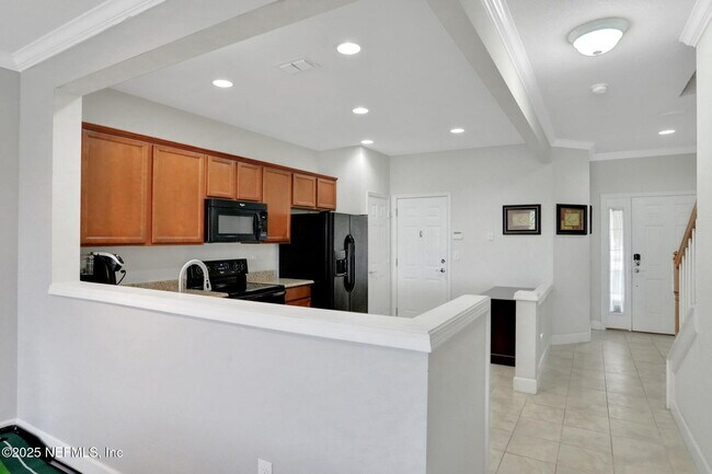 Building Photo - 6846 Roundleaf Dr