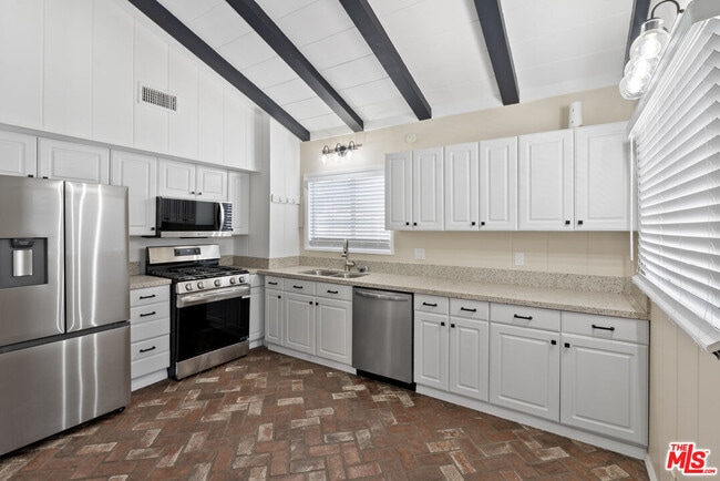 Building Photo - 5541 Fallbrook Ave