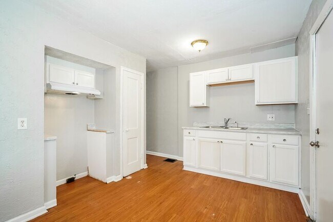 Building Photo - 1732-1734-1734 E Whittier St