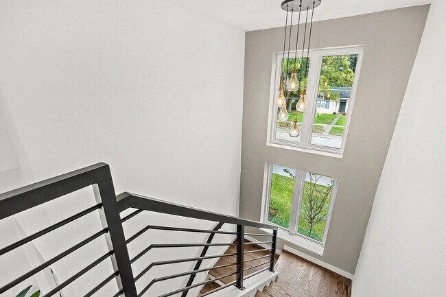 Building Photo - COLLEGE PARK EXECUTIVE HOME