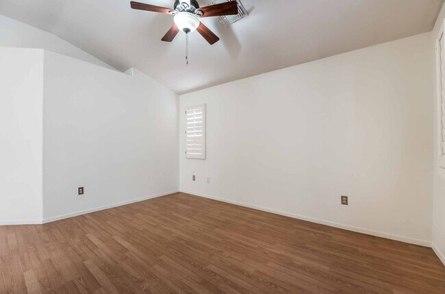 Building Photo - Stunning 3 Bedroom home!