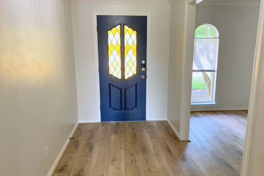 Building Photo - 2917 Las Palmas Ln