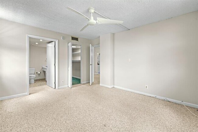 Building Photo - 250 Jacaranda Dr