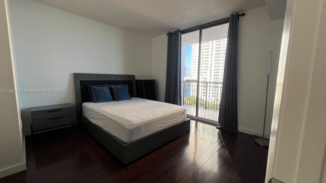 Building Photo - 540 Brickell Key Dr