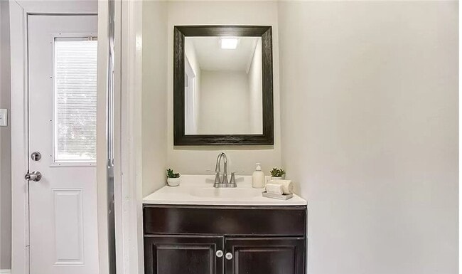 Building Photo - Welcome to this charming 3-bedroom, 2-bath...