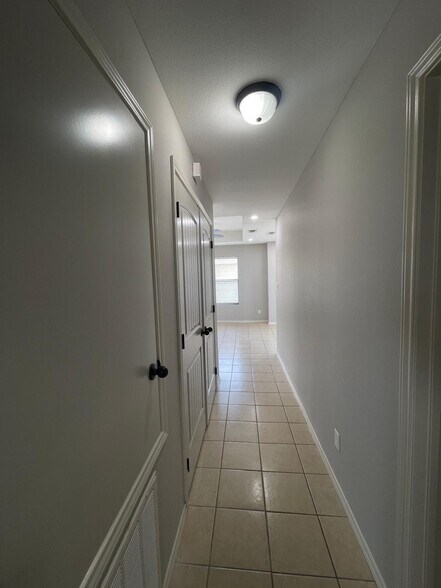 Building Photo - 406 E 3rd St