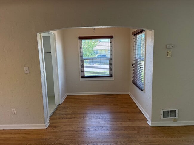Building Photo - Large updated 2 bedroom 1 bathroom house in Springfield!