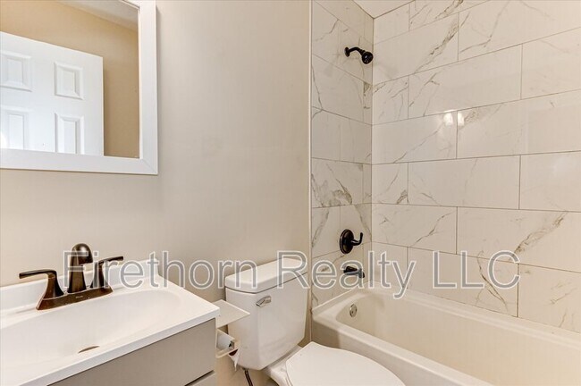 Building Photo - 1026 Weston St