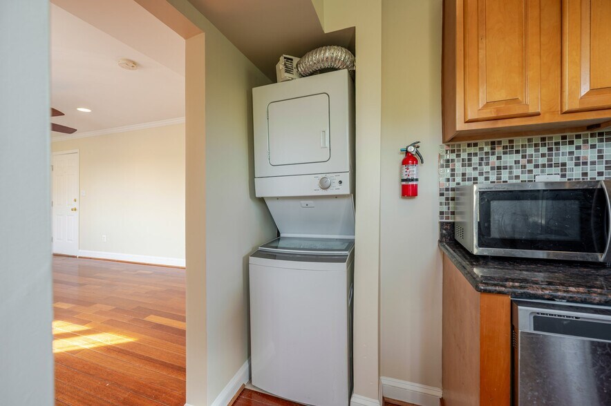 Building Photo - 3868 9th St SE